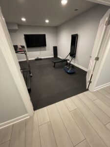 A room with black flooring and appliances