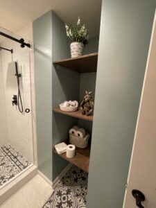Bathroom shelves and décor